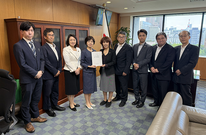 鰐淵洋子厚生労働副大臣（当時）へ要望書提出